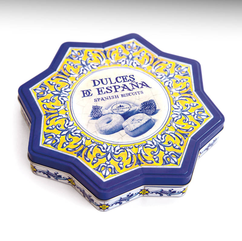 Lata que contiene dulces de España, con motivos de los dibujos de la cerámica de la Plaza de España de Sevilla