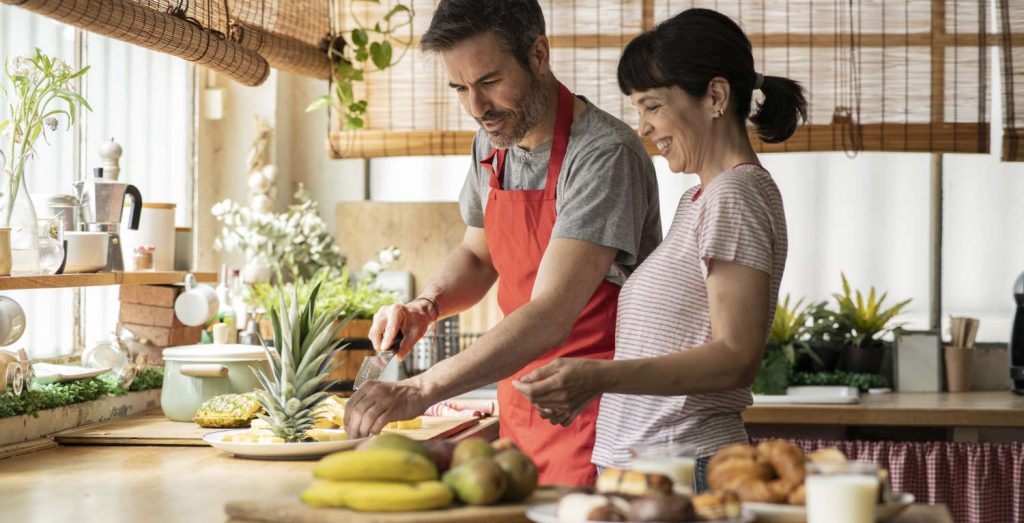Pareja cocinando con aceite de oliva virgen extra Tuaceite de Siempre