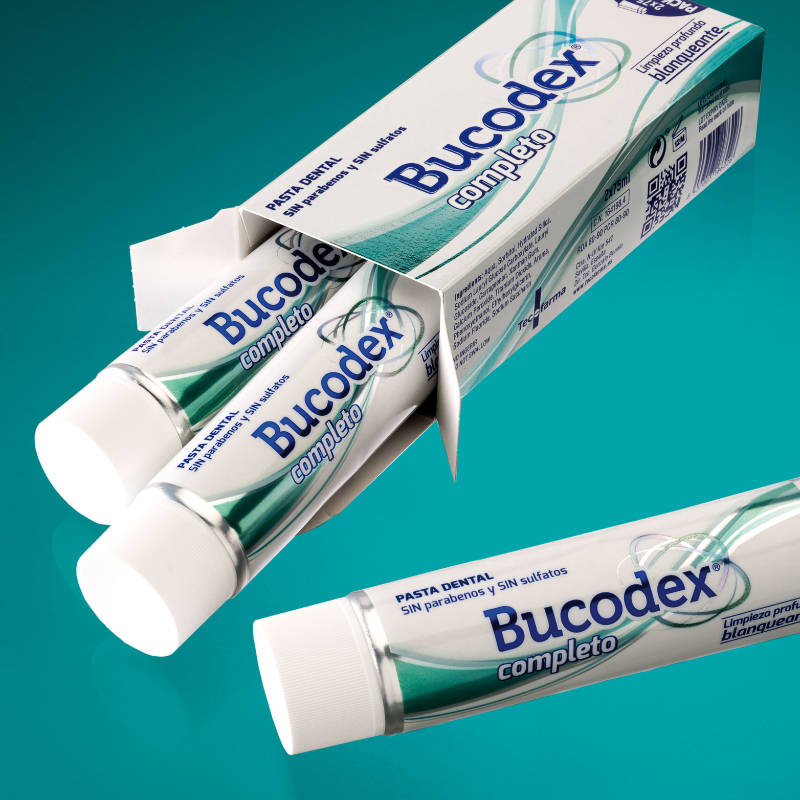 Caja y tubo de dentífrico Bucodex con diseño de packaging farmacéutico