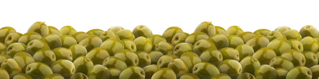 Fotografía de aceitunas verdes en cuenco de madera, recurso gráfico para diseño publicitario