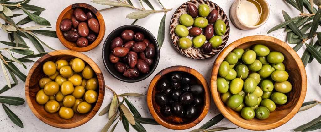 Aceitunas verdes y negras de Jolca presentadas en mesa