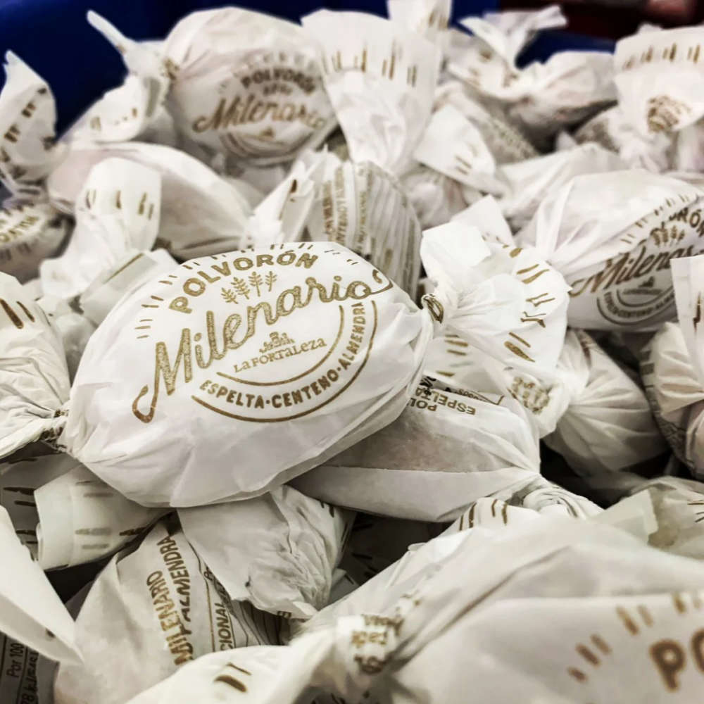 Selección de polvorones Milenario de espelta con envuelta de papel seda y moña