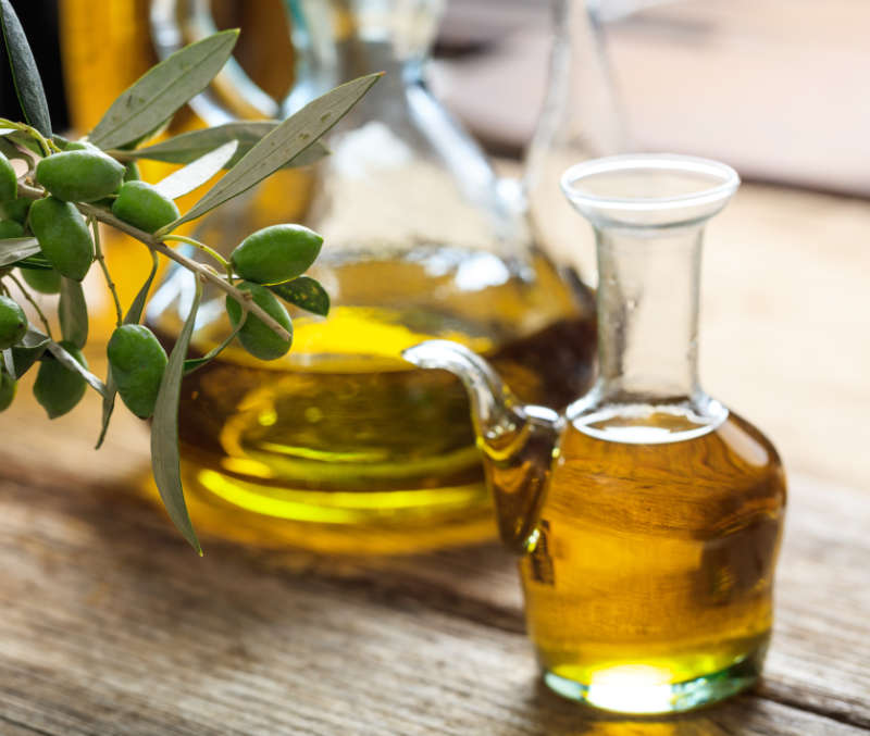 Mesa con aceites de Oliva antes del envasado por Montegil