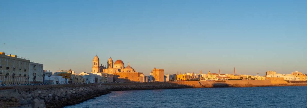 Atardecer en Cádiz con una copa de Barbadillo Beta