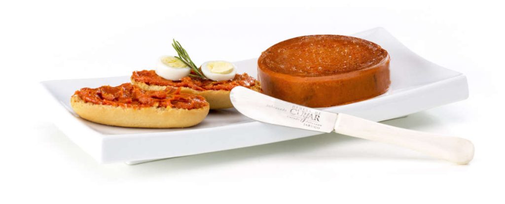 sobrasada ibérica Cuyar para untar. Imagen en un plato con panecillos